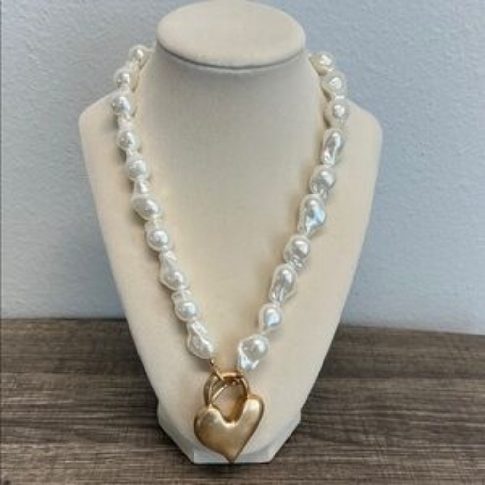 Elegant Pearl and Gold Heart Necklace